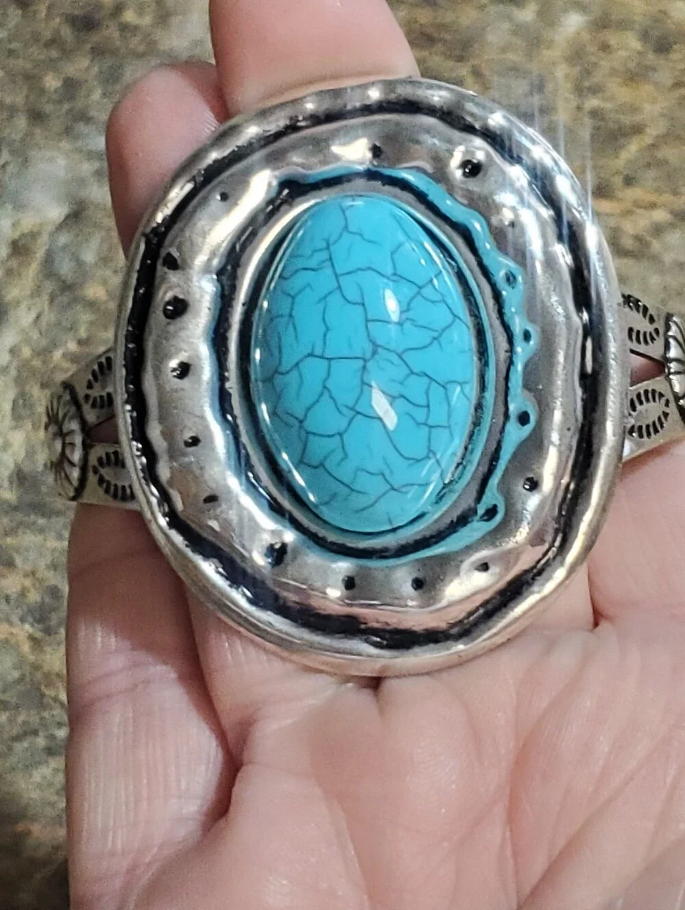 VINTAGE METAL SILVER TONE CUFF BRACELET. TURQUISE COLOR STONE. Handmade